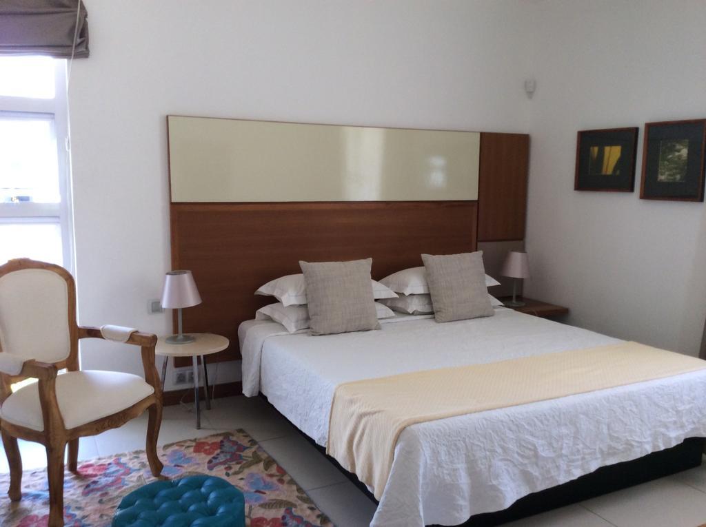 So Beach Villa In Situ Roches Noires Room photo